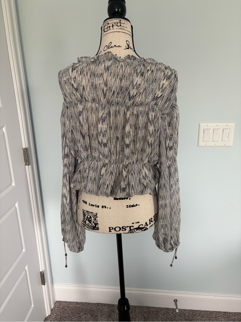 Gray Patterned Ruffled V-Neck Crop Top - Picture 2 of 10